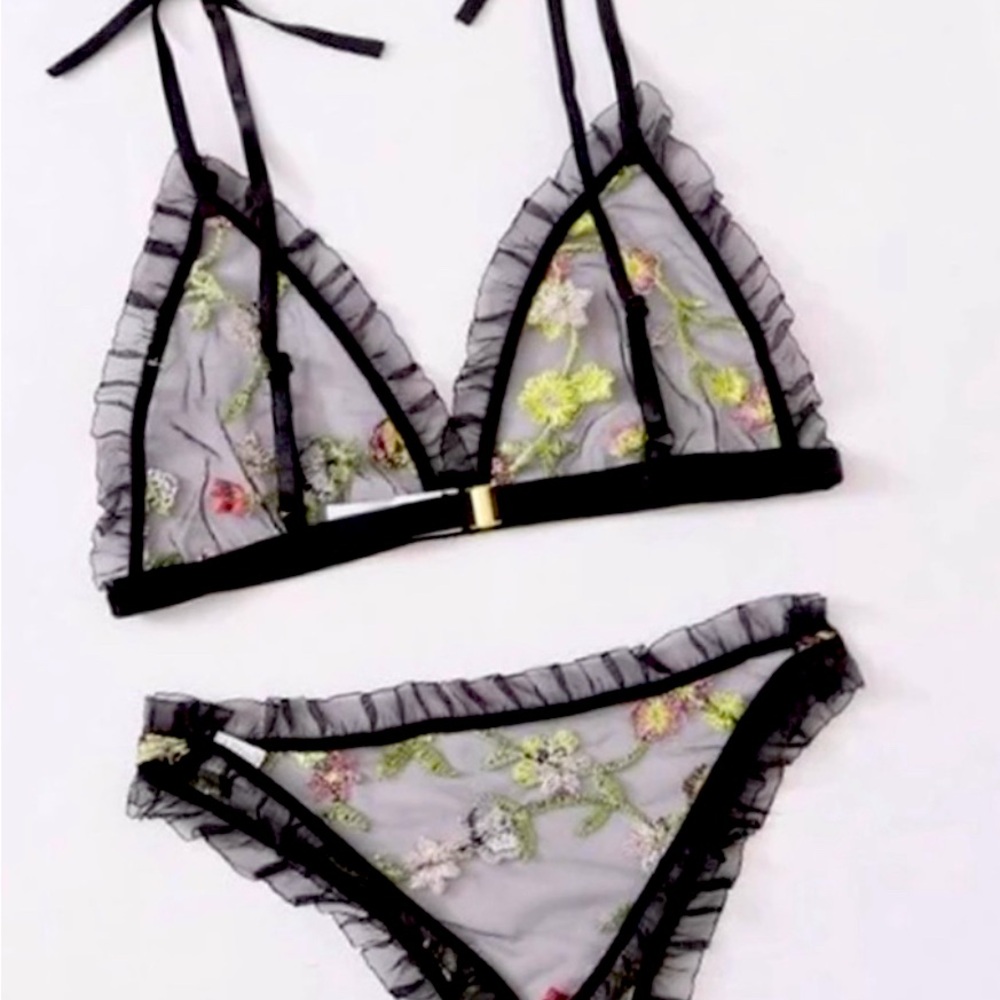 Black Lace Floral Mesh Bra &
Undies Lingerie Set
Size: M